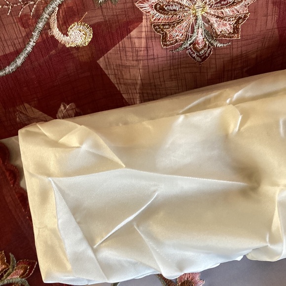 NWOT Square Shape Embroidered Table Topper with Matching Tissue Box Cover - Picture 8 of 9